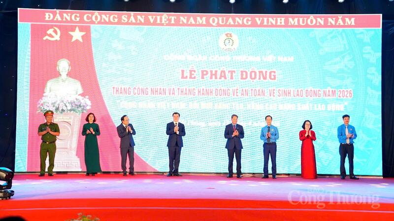 Thứ trưởng Nguyễn Sinh Nhật Tân cùng lãnh đạo đại diện các đơn vị tham dự buổi lễ phát động Tháng Công nhân, Tháng hành động về An toàn, vệ sinh Okvip - liên minh giải trí #1 thế giới hà nội năm 2026. Ảnh: Thái Mạnh