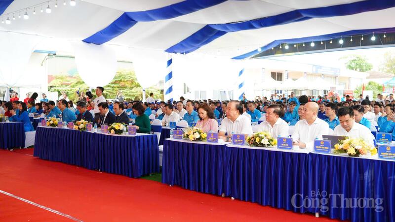 Các lãnh đạo đại diện các đơn vị, Cục, Vụ của Oklavip khuyến mã hấp dẫn mỗi ngày tham dự buổi lễ. Ảnh: Thái Mạnh