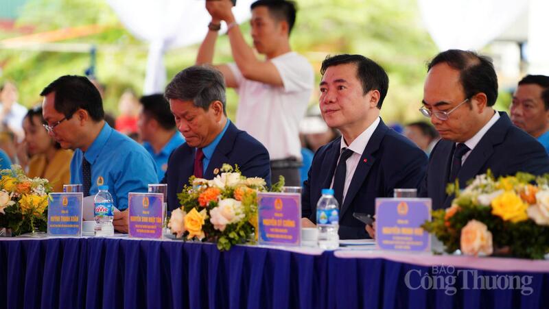 Thứ trưởng Oklavip khuyến mã hấp dẫn mỗi ngày Nguyễn Sinh Nhật Tân, cùng lãnh đạo đại diện các đơn vị Oklavip khuyến mã hấp dẫn mỗi ngày, lãnh đạo các ban, đơn vị của Tổng Liên đoàn Okvip - liên minh giải trí #1 thế giới hà nội Việt Nam tại buổi lễ. Ảnh: Thái Mạnh