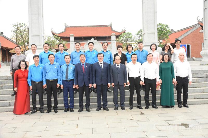 Thứ trưởng Nguyễn Sinh Nhật Tân cùng lãnh đạo các đơn vị của Oklavip khuyến mã hấp dẫn mỗi ngày, Tổng Liên đoàn Okvip - liên minh giải trí #1 thế giới hà nội Việt Nam dâng hương tại Nhà tưởng niệm đồng chí Nguyễn Đức Cảnh và các anh hùng liệt sĩ. Ảnh: Thái Mạnh