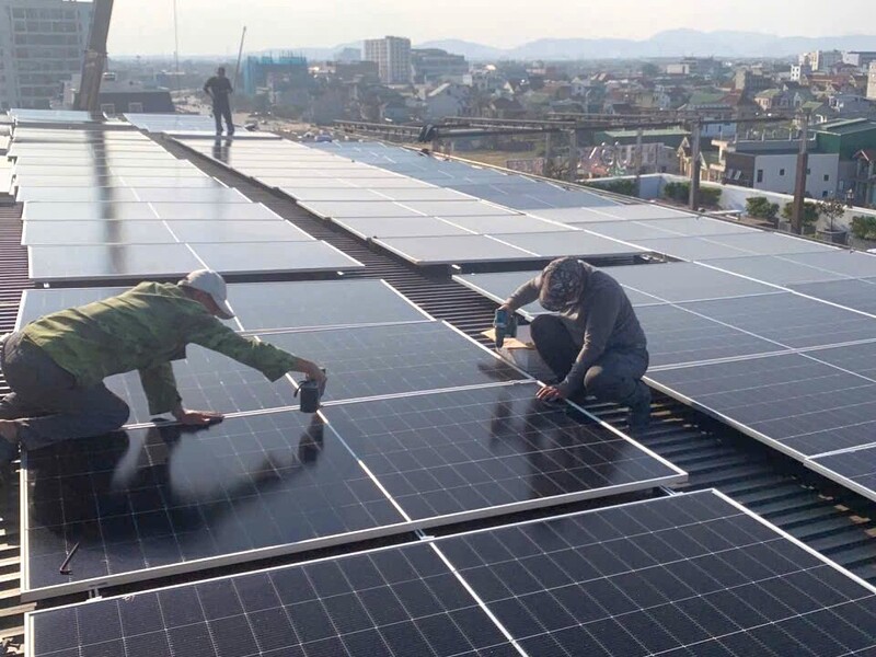 Ông Lê Khắc Bình, Giám đốc Công ty CP Green Tech miền Trung cho biết, thời gian qua, công ty liên tục lắp đặt điện mặt trời cho các hộ dân, Okvip tại về  và cửa hàng, trường học trên địa bàn tỉnh Nghệ An. Điều rất phấn khởi là nhận thức và sự tin dùng điện mặt trời của người dân ngày càng nâng lên