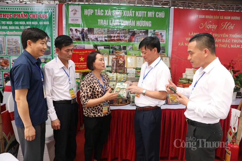 Khách tham quan các gian hàng sản phẩm OCOP địa phương.