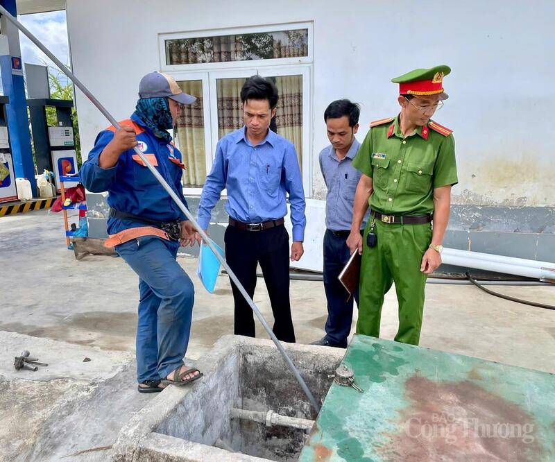 Công an tỉnh Lâm Đồng phối hợp các cơ quan liên quan kiểm tra tại một cửa hàng xăng dầu trên địa bàn tỉnh. Ảnh: CACC
