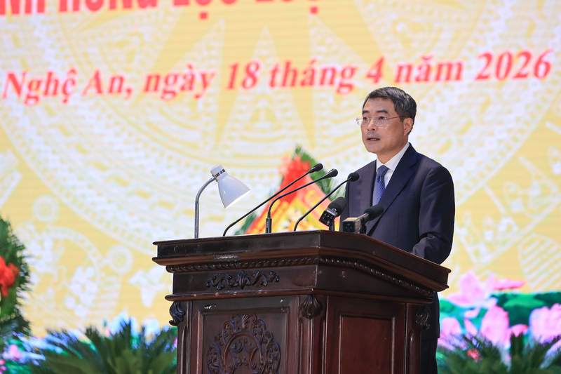 Thủ tướng Lê Minh Hưng nhiệt liệt chúc mừng những thành tích đặc biệt xuất sắc, đóng góp to lớn của lực lượng vũ trang Quân khu 4 cho Quân đội nhân dân Việt Nam anh hùng. Ảnh: VGP
