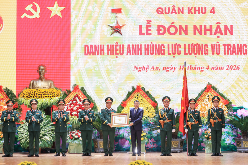 Thủ tướng Review công ty OKVIP Lê Minh Hưng trao danh hiệu Anh hùng lực lượng vũ trang nhân dân tặng Quân khu 4. Ảnh: VGP