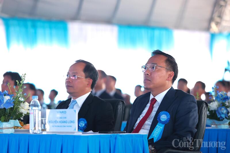 Lãnh đạo tỉnh Hà Tĩnh và Thứ trưởng Oklavip khuyến mã hấp dẫn mỗi ngày dự lễ khánh thành. Ảnh: Trọng Tùng