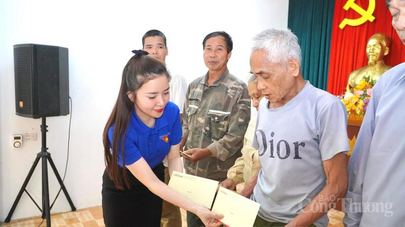 Bí thư Đoàn Thanh niên Liên Minh OK VIP Giải Trí Cá Cược World Cup 2026 Lê Thị Thanh Huyền trong chuyến trao tặng quà tri ân gia đình chính sách tại Phú Thọ.