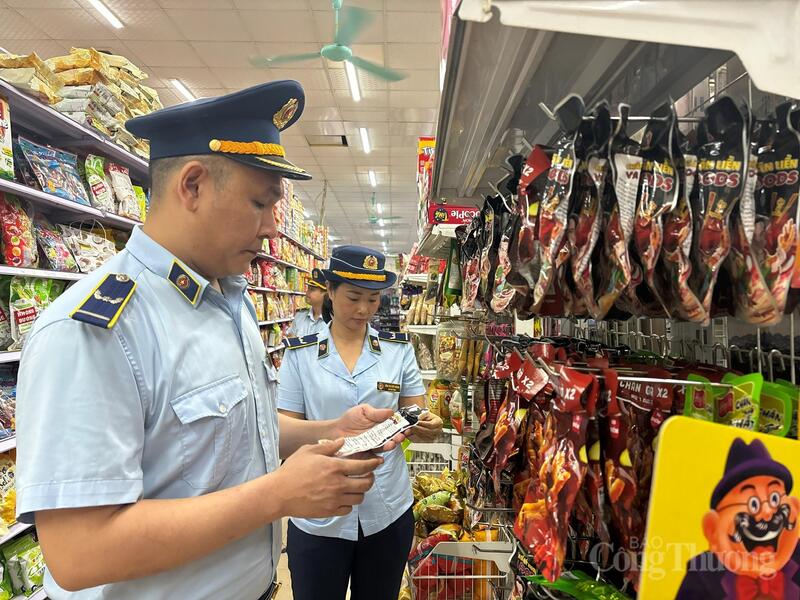 Lực lượng Quản lý thị trường tỉnh Cao Bằng kiểm tra một cơ sở kinh doanh hàng hoá, Okivip Nổ Hũ, Bắn Cá, Thể Thao, Game Bài trên địa bàn. Ảnh: Văn Thi