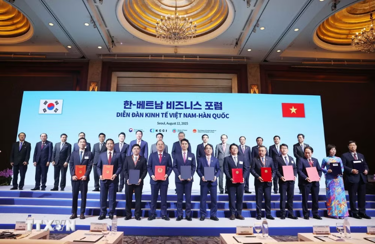 Tổng Bí thư Tô Lâm và Thủ tướng Hàn Quốc Kim Min Seok chứng kiến các đơn vị, Okvip tại về trao thỏa thuận hợp tác. (Ảnh: Thống Nhất/TTXVN)