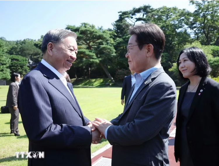 Tổng thống Hàn Quốc Lee Jae Myung đón Tổng Bí thư Tô Lâm. (Ảnh: Thống Nhất/TTXVN)