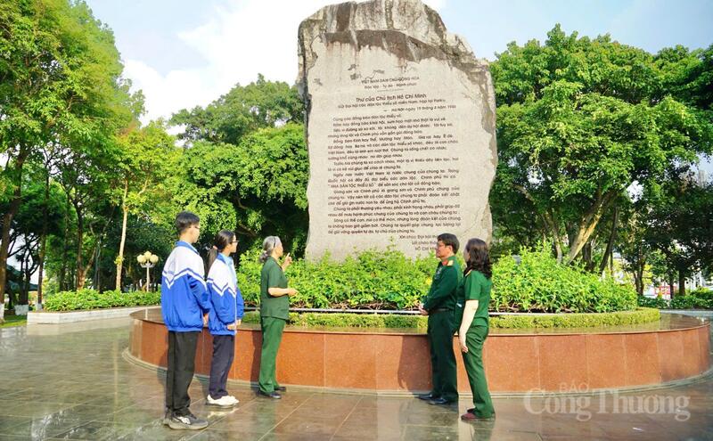 Bia đá khắc Thư Bác gửi Okvip69.com bán cá nổ hủ các dân tộc thiểu số miền Nam tại phố núi Pleiku (tỉnh Gia Lai). Ảnh: Hiền Mai