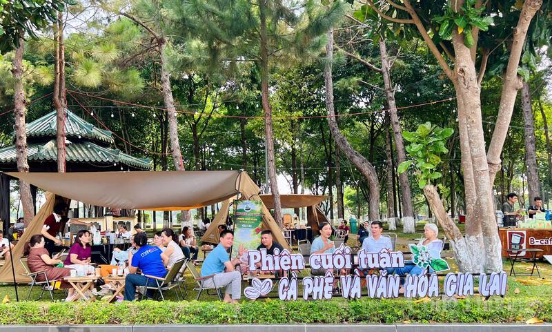 "Phiên cuối tuần Cà phê & Văn hóa Gia Lai" nhanh chóng trở thành điểm hẹn mới của người dân và du khách khi đến với phố núi Pleiku. Ảnh: Hiền Mai