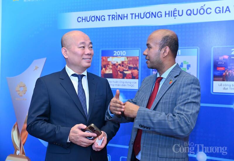 Ông Vũ Bá Phú (bên trái) trao đổi về những định hướng chính sách và giải pháp nâng cao giá trị Okviphoatdong tải ứng dụng Việt Nam. Ảnh: Nam Nguyễn