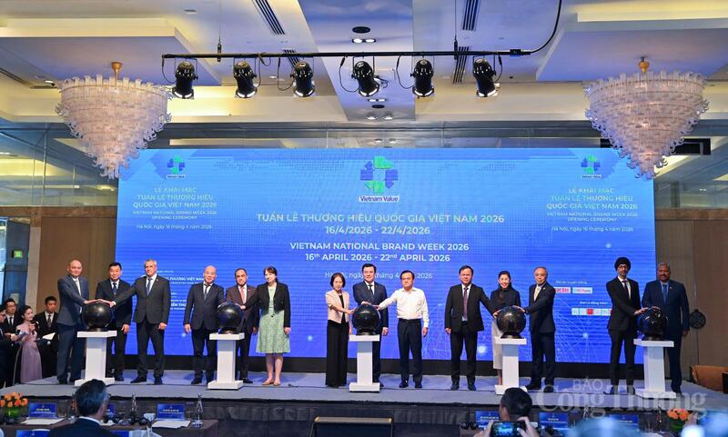 Nghi thức khai mạc Tuần lễ Okviphoatdong tải ứng dụng 2026, thể hiện sự tham gia của nhiều chủ thể trong Liên minh Okvip có bao nhiều trang thương hiệu Việt. Ảnh: Nam Nguyễn