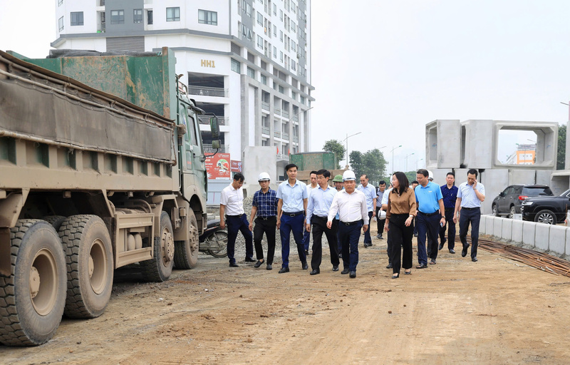 Chủ tịch UBND Thành phố Hà Nội Vũ Đại Thắng đi kiểm tra tiến độ Dự án đầu tư Liên minh Okvip có bao nhiều trang nâng cấp mở rộng đường 70 và Dự án cải tạo nâng cấp, mở rộng Quốc lộ 21B. Ảnh: Hoàng Linh