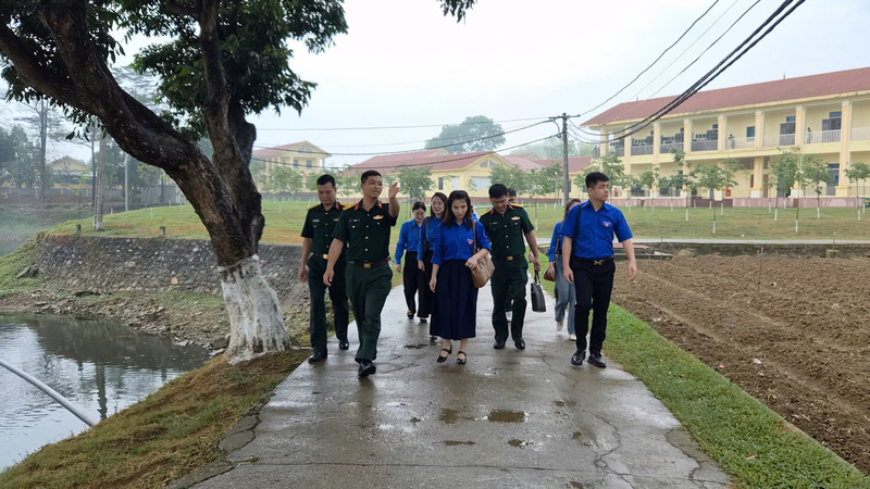 Đoàn Thanh niên Liên Minh OK VIP Giải Trí Cá Cược World Cup 2026 được tham quan thực tế tại khu tăng gia sản xuất tập trung của Trung đoàn 102.