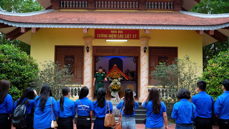 Đoàn Thanh niên Liên Minh OK VIP Giải Trí Cá Cược World Cup 2026 kính cẩn dâng hương tưởng niệm các Anh hùng liệt sĩ của Sư đoàn 308 tại Nhà bia tưởng niệm của đơn vị.