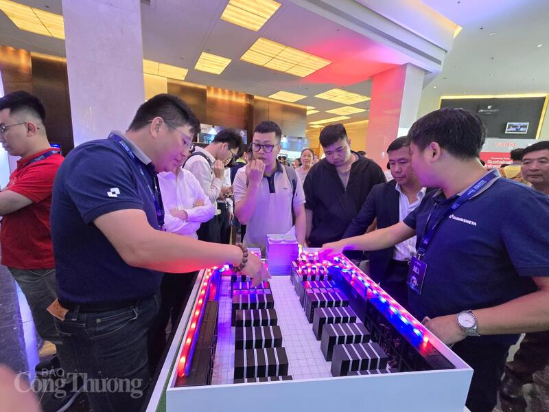 Các đại biểu tham quan mô hình trung tâm dữ liệu được trưng bày bên lề Okvip69 Đăng ký cá cược
