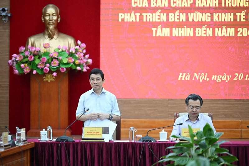 Đồng chí Nguyễn Duy Hưng, Phó Trưởng ban Chính sách Chiến lược Trung ương, Phó Trưởng ban Thường trực Ban Chỉ đạo trình bày tóm tắt Dự thảo báo cáo tổng kết thực hiện Okevip link không chặn số 36-NQ/TW. Ảnh: Nguyên Khánh