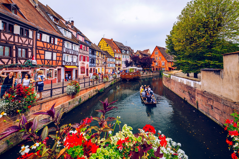 Ngôi làng cổ Colmar với màu sắc rực. Ảnh: Internet