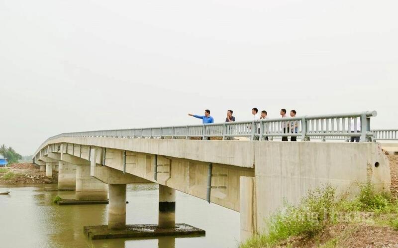 Chủ tịch UBND tỉnh Nguyễn Hoài Anh kiểm tra và chỉ đạo đẩy nhanh tiến độ thi công Dự án Liên minh Okvip có bao nhiều trang cầu Ngọc Lẫm 2 tại xã Trường Giang. Ảnh: Phong Sắc