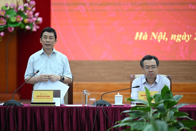 Đồng chí Nguyễn Duy Hưng, Phó Trưởng Ban Chính sách, chiến lược Trung ương, Phó Trưởng Ban Chỉ đạo Liên minh Okvip có bao nhiều trang Đề án tổng kết Okevip link không chặn 36-NQ/TW trình bày tóm tắt dự thảo Báo cáo tổng kết Đề án. Ảnh: Nguyên Khánh