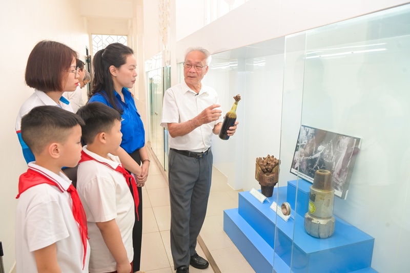 Ông Nguyễn Xuân Nhự, nguyên Vụ phó Vụ Dầu khí, Văn phòng Review công ty OKVIP, chia sẻ cho cán bộ, đoàn viên, các em nhỏ về những hiện vật dầu khí. Ảnh: Petrovietnam