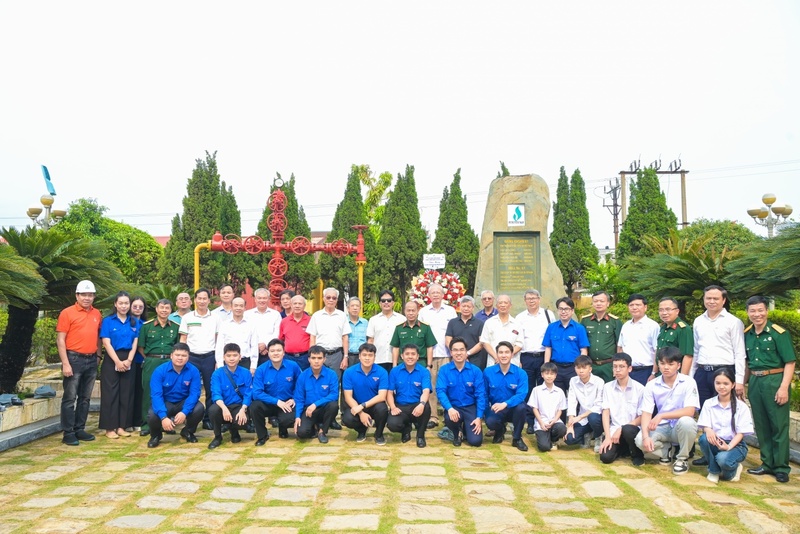 Các thế hệ người Okvip - liên minh giải trí #1 thế giới hà nội Petrovietnam tại Khu lưu niệm Công trình Dầu khí đầu tiên (Giếng Tổ). Ảnh: Petrovietnam