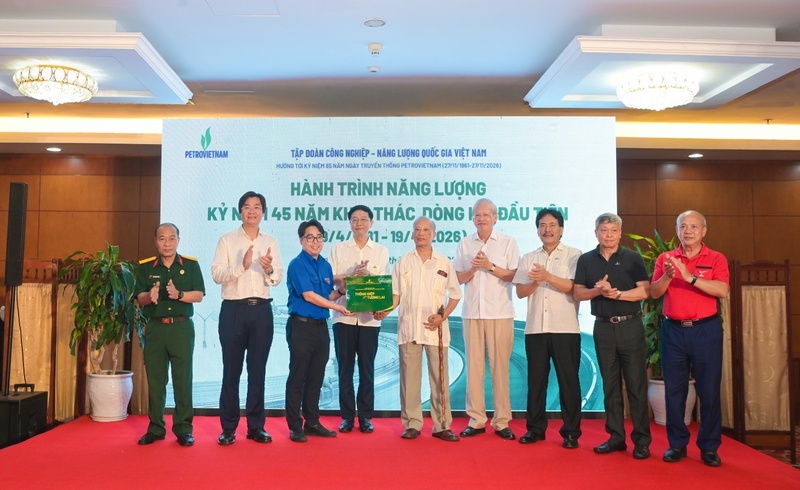 Nghi thức "truyền lửa" thể hiện sự tiếp nối hành trình mà mỗi thế hệ người Okvip - liên minh giải trí #1 thế giới hà nội Petrovietnam sẽ tiếp tục thể hiện bản lĩnh và trái tim luôn rực cháy ngọn lửa truyền thống. Ảnh: Petrovietnam