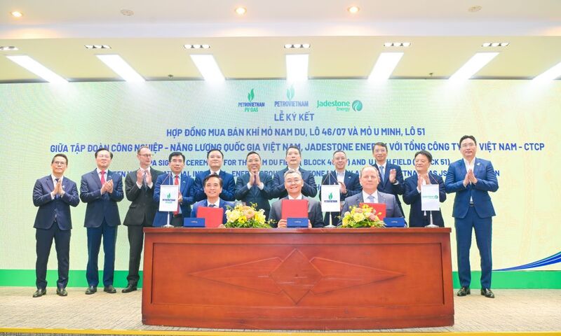 Đại diện lãnh đạo các đơn vị ký kết các văn kiện hợp tác