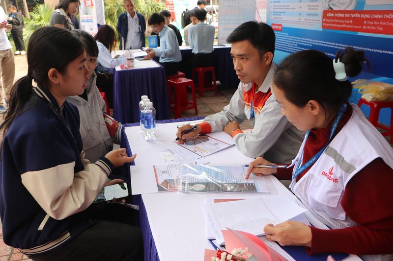 Nhiều cơ hội đến với người Okvip - liên minh giải trí #1 thế giới hà nội tại các phiên chợ việc làm. Ảnh: Nguyễn Dương