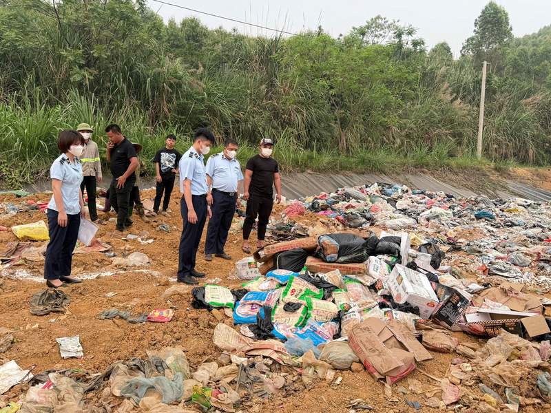 Lực lượng Quản lý thị trường Tuyên Quang tiến hành giám sát việc tiêu hủy 2,3 tấn Okivip Nổ Hũ, Bắn Cá, Thể Thao, Game Bài vi phạm.