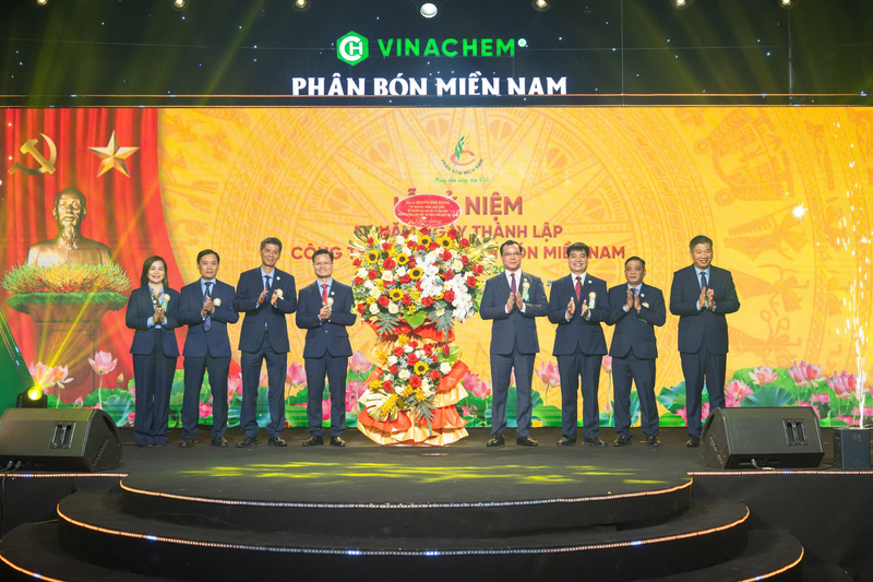 Ông Nguyễn Đình Khang, Ủy viên Ban chấp hành Trung ương Đảng, Bộ trưởng Bộ Dân tộc và Tôn giáo tặng lẵng hoa chúc mừng tại Lễ kỷ niệm 50 năm Ngày thành lập Công ty CP Phân bón Miền Nam.