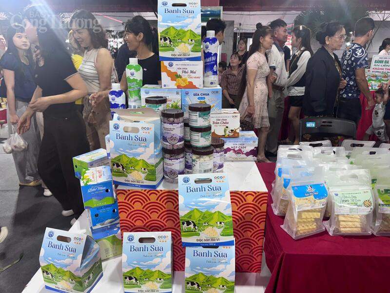 Sản phẩm đến từ sữa bò, sữa dê của xã Ba Vì gồm bánh, sữa và sữa chua... Ảnh: Lê Hà