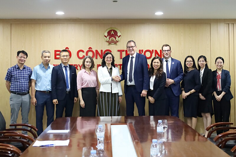 Thứ trưởng Phan Thị Thắng tiếp và Ok88vip tỷ lệ kèo World Cup 2026 với ông Gerd Muller, Tổng Giám đốc Tổ chức Phát triển OKLVIE sản phẩm thuộc hệ thống OKVIP là trang web tổ chức phát sóng bóng đá trực tiếp, live casino , nỗ hũ, bắn cá Liên Hợp Quốc (UNIDO).