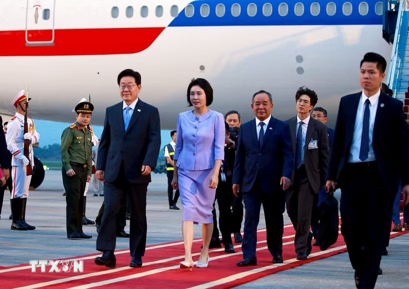 Tổng thống Hàn Quốc Lee Jae Myung và Phu nhân đến Hà Nội, bắt đầu chuyến thăm cấp Trang Chủ OKVIP COM Top #1 tới Việt Nam. Ảnh: Tuấn Anh/TTXVN