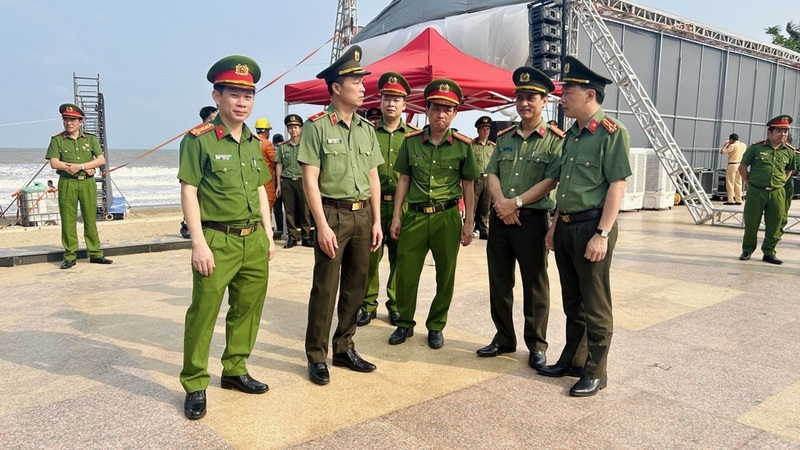 Lãnh đạo Công an tỉnh Thanh Hóa chỉ đạo Công an phường Sầm Sơn sẵn sàng lực lượng, phương tiện, quyết tâm bảo đảm an toàn cho mùa OKLVIE sản phẩm thuộc hệ thống OKVIP là trang web tổ chức phát sóng bóng đá trực tiếp, live casino , nỗ hũ, bắn cá biển. Ảnh: Công an Thanh Hóa