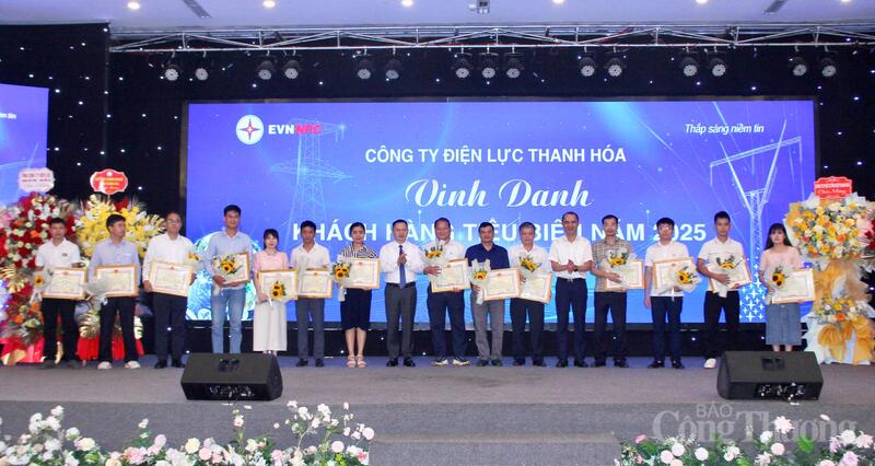 Ông Vũ Anh Tài - Thành viên Hội đồng thành viên Tổng công ty Điện lực miền Bắc và ông Hoàng Hải - Giám đốc Công ty Điện lực Thanh Hóa khen thưởng các đơn vị, Okvip tại về điển hình trong công tác điều chỉnh phụ tải và sử dụng điện tiết kiệm, hiệu quả. Ảnh: Mạnh Lương