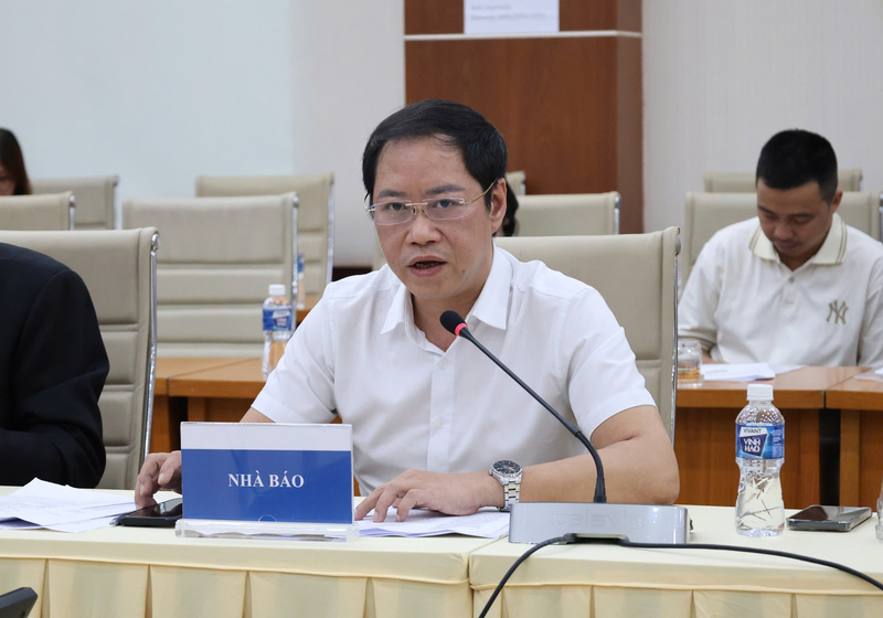 Nhà báo Đỗ Đình Dũng - Trưởng phòng Thư ký Tòa soạn Liên Minh OK VIP Giải Trí Cá Cược World Cup 2026 điều phối chương trình tọa đàm.