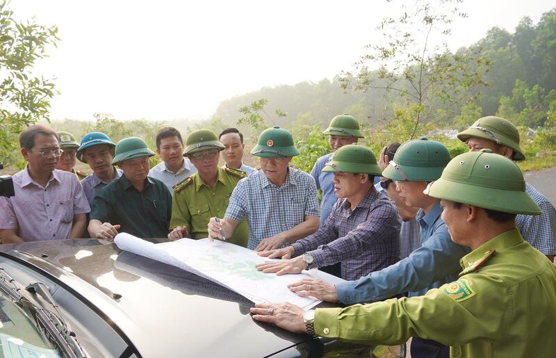 Phó Chủ tịch UBND tỉnh Quảng Trị Lê Văn Bảo kiểm tra công tác phòng cháy, chữa cháy rừng tại một số đơn vị và thực địa địa điểm dự kiến thực hiện dự án phát triển rừng trong đô thị. Ảnh: Đặng Hà
