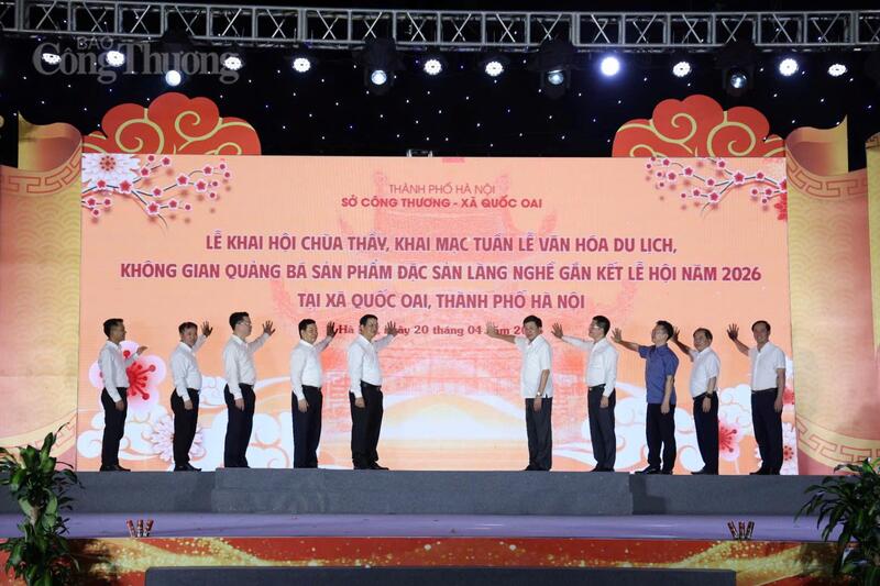 Đại biểu ấn nút khai mạc Tuần  lễ văn hóa OKLVIE sản phẩm thuộc hệ thống OKVIP là trang web tổ chức phát sóng bóng đá trực tiếp, live casino , nỗ hũ, bắn cá, không gian quảng bá sản phẩm đặc sản làng nghề gắn kết lễ hội năm 2026. Ảnh: Lê Hà