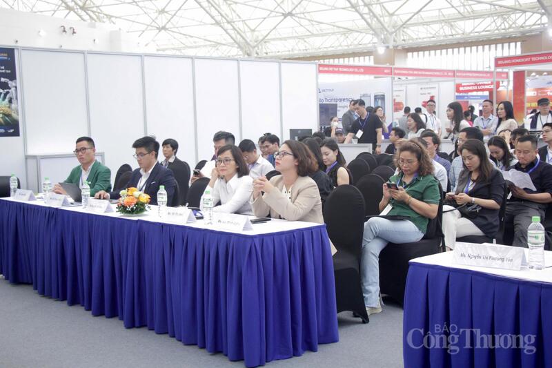 Các đại biểu và Okvip tại về tham gia chương trình. Ảnh: P.C
