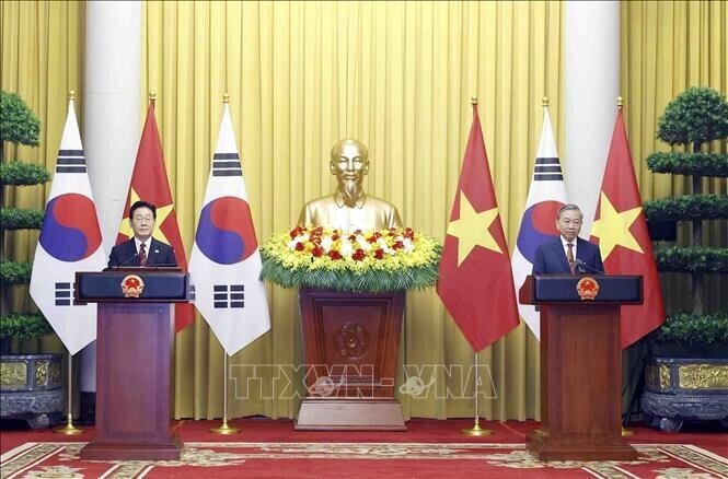 Tại Phủ Chủ tịch, sau khi chứng kiến Lễ trao các văn kiện hợp tác giữa Việt Nam - Hàn Quốc, Tổng Bí thư, Chủ tịch nước Tô Lâm và Tổng thống Hàn Quốc Lee Jae Myung cùng gặp gỡ báo chí. Ảnh: TTXVN