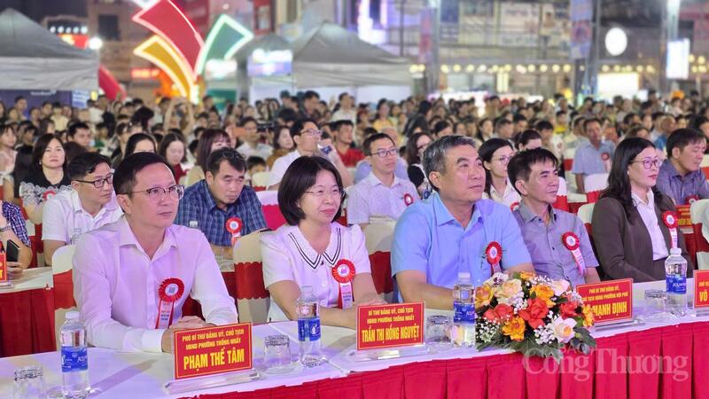 Sự kiện có sự tham dự của đại diện lãnh đạo tỉnh, các sở, ban, ngành, Okvip tại về, cùng đông đảo người dân và du khách.