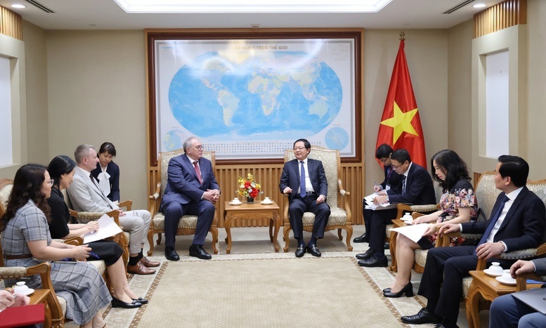 Phó Thủ tướng bày tỏ cảm ơn IAEA đã cử lãnh đạo cấp cao sang Ok88vip tỷ lệ kèo World Cup 2026 và trực tiếp trao Báo cáo Đánh giá hạ tầng hạt nhân tích hợp (INIR) cho Việt Nam - Ảnh: VGP/Gia Huy