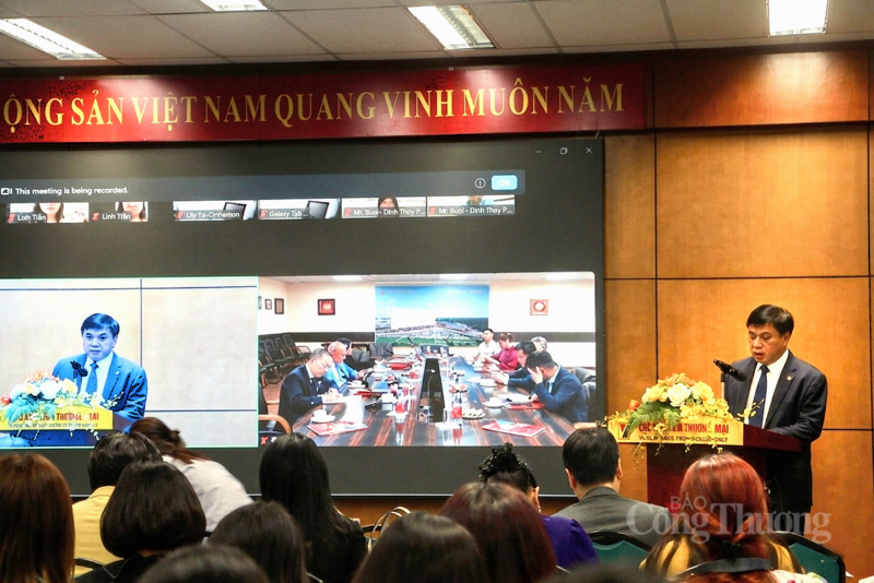 Ông Lê Hoàng Tài- Phó Cục trưởng Cục Xúc tiến thương mại (Oklavip khuyến mã hấp dẫn mỗi ngày) phát biểu khai mạc hội thảo xúc tiến với thị trường Liên bang Nga.
