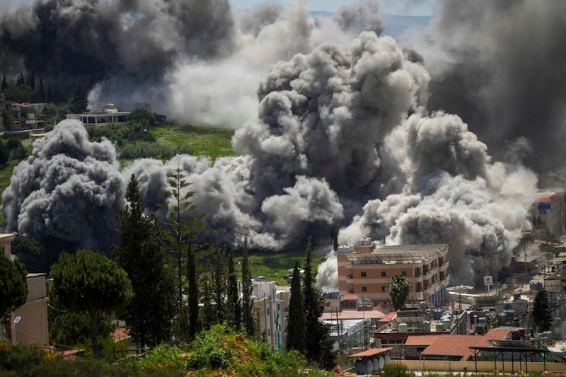 Khói bốc lên sau một cuộc không kích của Israel ở Nabatieh, Lebanon, ngày 16/4. Ảnh: Reuters