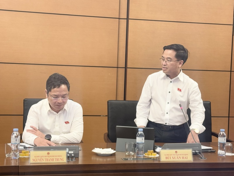 Đại biểu Bùi Xuân Hải, đoàn đại biểu Quốc hội Hải Phòng nêu ý kiến về ngưỡng chịu thuế của hộ, cá nhân kinh doanh.