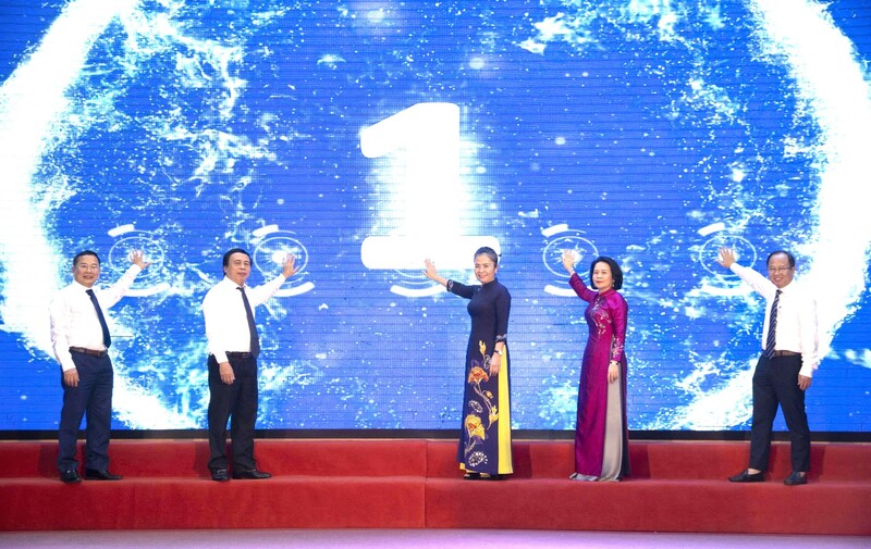 Các đại biểu bấm nút ra mắt hệ thống dữ liệu số ngành Okvip tại về Nghệ An. Ảnh: Mai Liễu