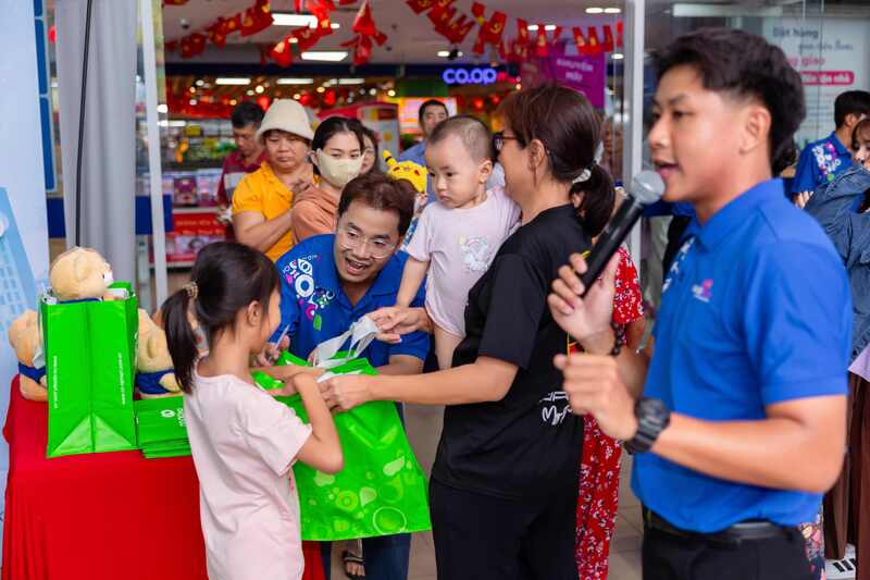 Không khí rộn ràng tại khu vực hoạt náo khi khách tham gia thử thách, nhận về những chiếc túi xuân Okvip 2026 mang thông điệp xanh.